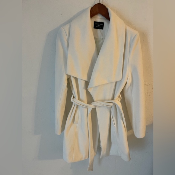 Frenchy Lapel Neck White coat with pockets and belt - Picture 8 of 9